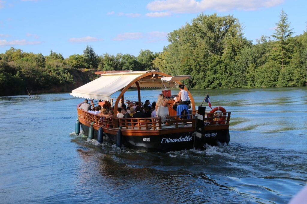 Albi mini croisière en gabarre sur le Tarn, au départ d'Albi en contrebas du palais de la Berbie