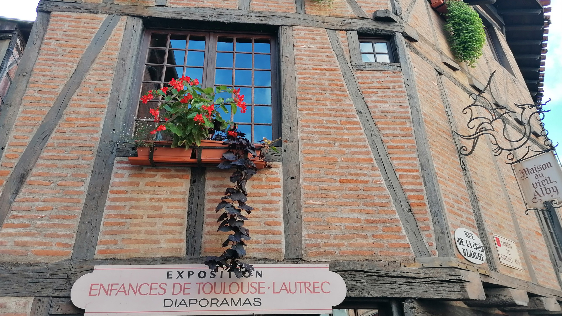 Albi la Maison du Vieil Alby, façade typique de brique et colombage, soleilhou, au coeur du centre historique du Vieil Alby