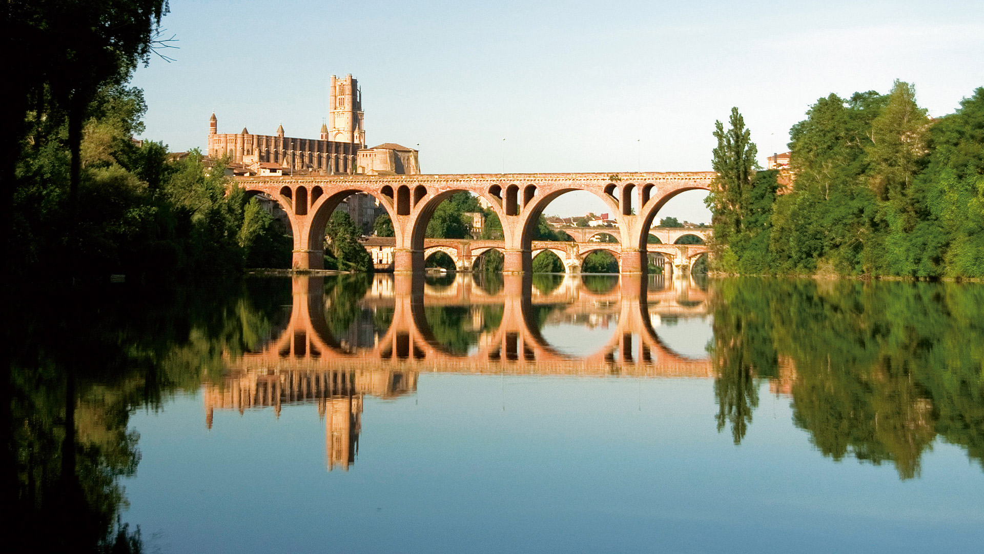 Albi, ville de brique au pied de la rivière Tarn - vue panoramique