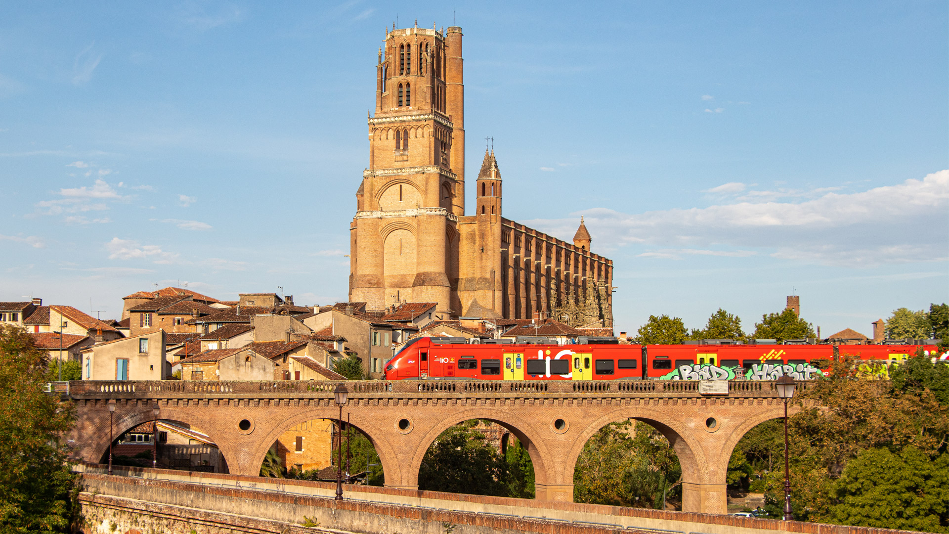 Se déplacer à Albi - LIO dessert la destination d'Albi - passage du train sur fond de majestueuse cathédrale Sainte Cécile