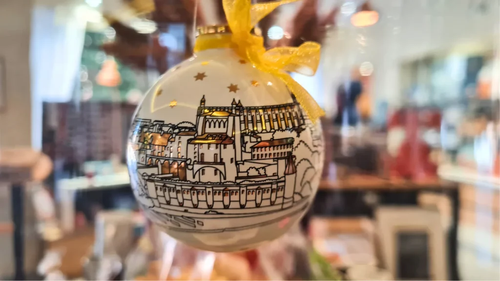 La boule de Noël Albi, une collection capsule de l'Office de Tourisme