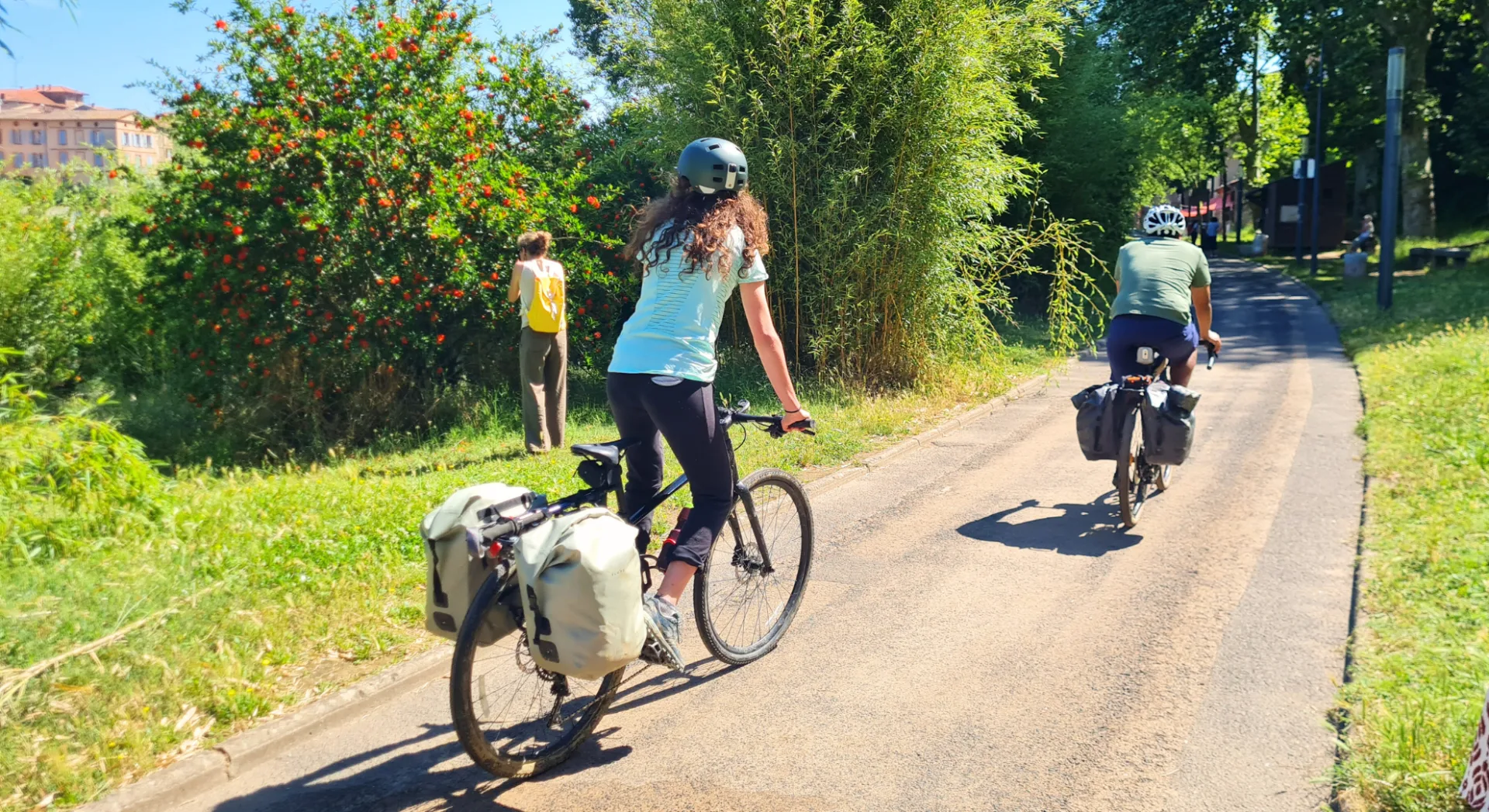 Albi - En vélo sur l'Echappée Verte au pied du palais de la Berbie