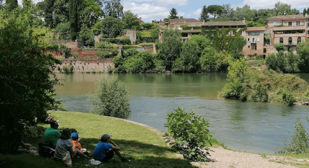 Albi sur les Berges du Tarn, promenade, farniente, départ en gabarre