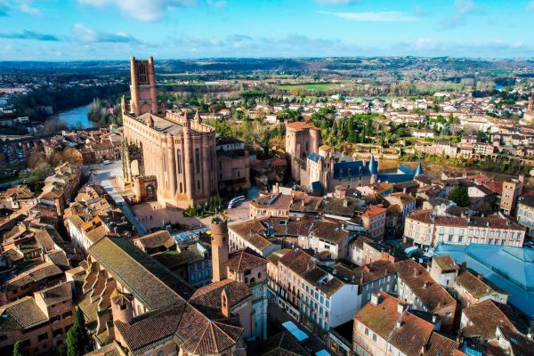 Survol d'Albi et du périmètre inscrit au Patrimoine mondial : par dessus les toits la cathédrale, la collégiale Saint-Salvi, le palais de la BErbie, la halle du marché couvert