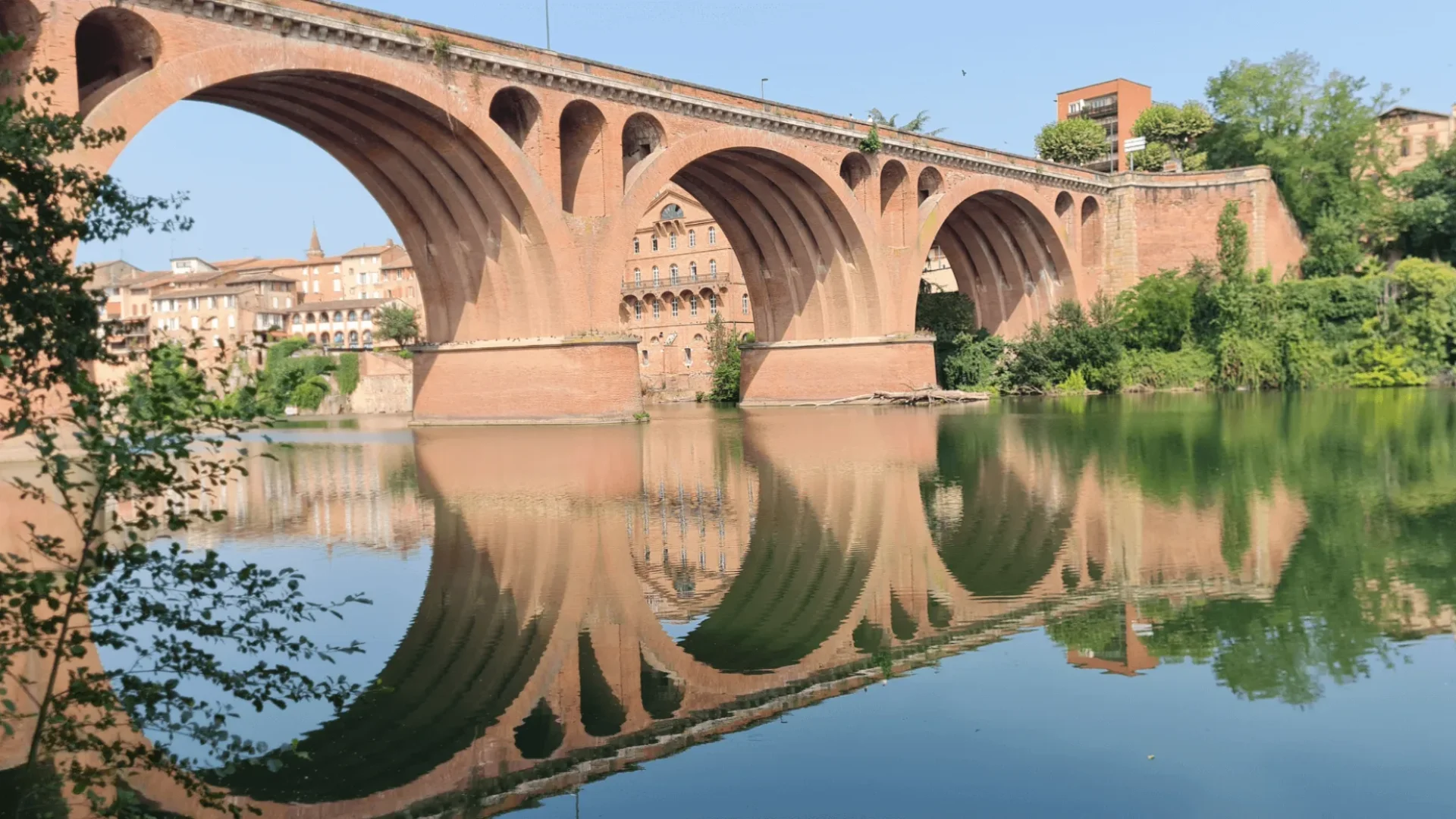 Albi ville de brique, d'une rive à l'autre des itinéraires de découverte