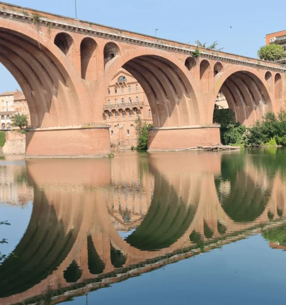 Albi ville de brique, d'une rive à l'autre des itinéraires de découverte