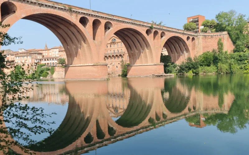 Albi ville de brique, d'une rive à l'autre des itinéraires de découverte