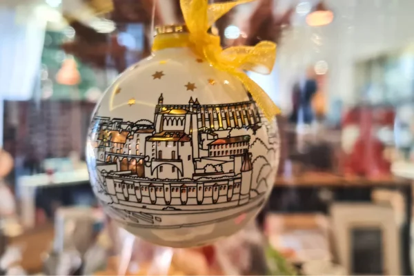 La boule de Noël Albi, une collection capsule de l'Office de Tourisme