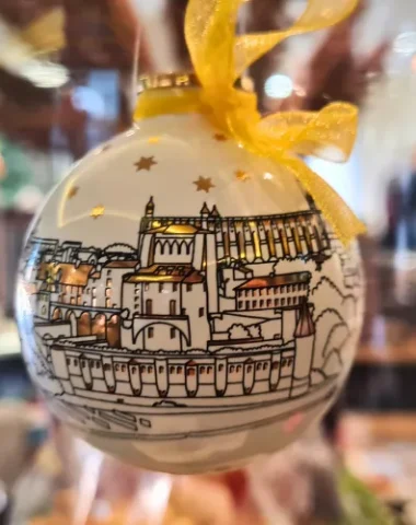 La boule de Noël Albi, une collection capsule de l'Office de Tourisme