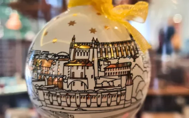 La boule de Noël Albi, une collection capsule de l'Office de Tourisme