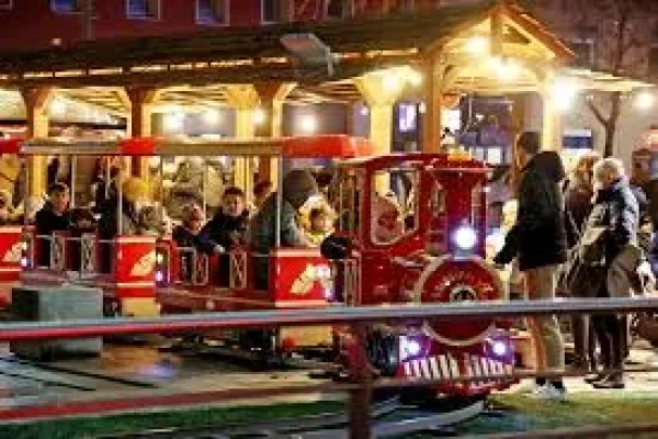 Esprit de Noël à Albi : train de Noël, manège panoramique, boules géantes, sapin de Noël géant...