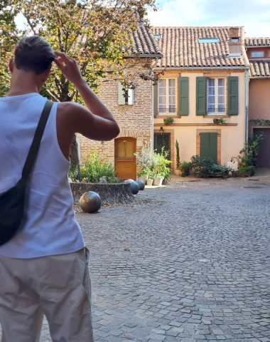 Albi place Savène, à deux pas du clocher tour de la cathédrale - tour dans le centre historique